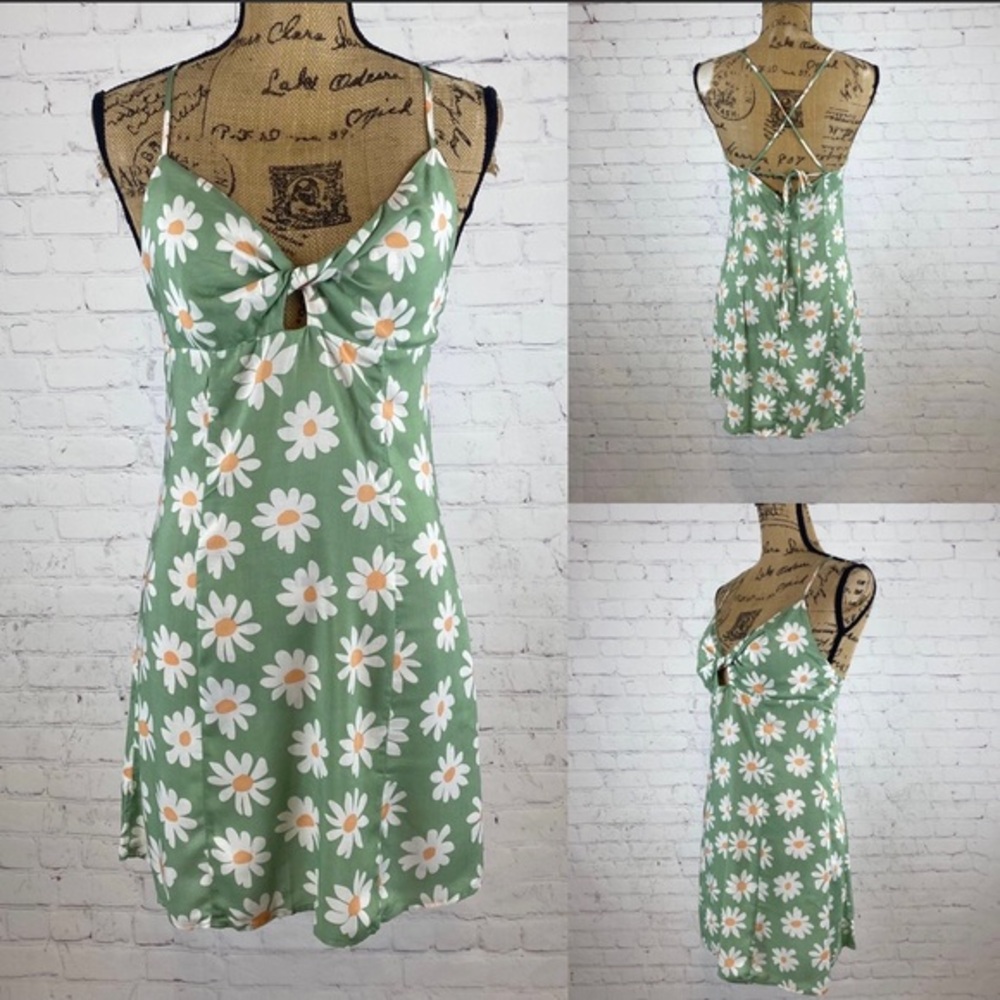 Full Tilt Green Daisy Print Front Twist Strappy Back Sundress